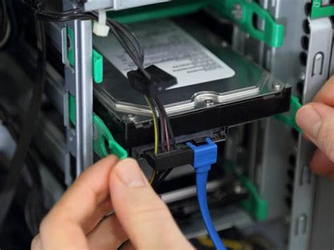 Ilustracja przedstawiająca podłączenie dysków SSD i HDD do płyty głównej