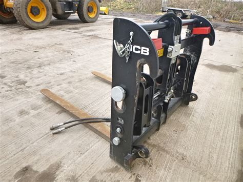 Photo of a hydraulic fork positioner on a JCB machine