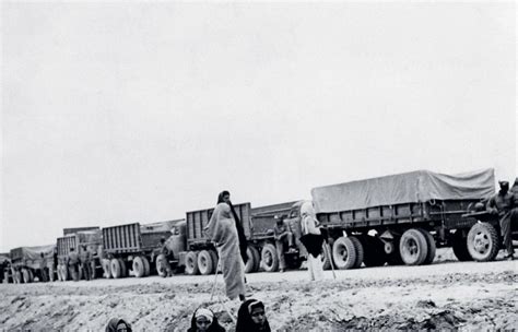 historyczne zdjęcie ciężarówek dostarczonych w ramach Lend-Lease do ZSRR