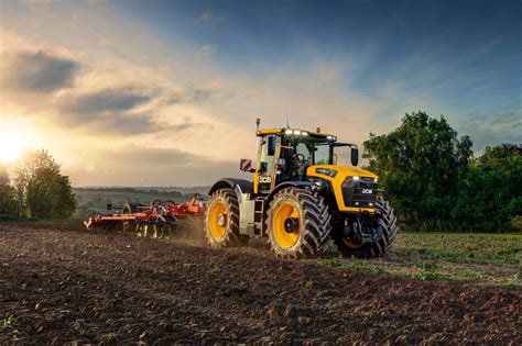 Zbliżenie na detale modelu traktora JCB Fastrac, pokazujące gumowe koła i oświetlenie LED