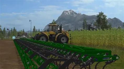 Zrzut ekranu z gry Farming Simulator 17 przedstawiający duży kultywator XXL na polu