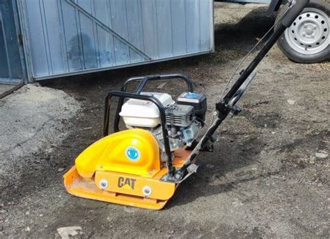 Podróbka zagęszczarki CAT PB120 obok oryginału