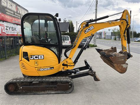 Minikoparka JCB w akcji, kopiąca rów