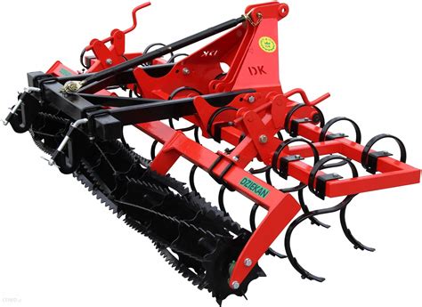 Agregat uprawowo-siewny w pracy na polu