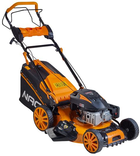 Kosiarka spalinowa w pracy na dużym trawniku
