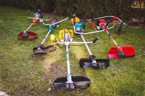 Zdjęcie przedstawiające różne modele podkaszarek spalinowych dostępnych na rynku.