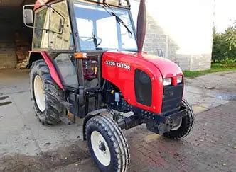 Infografika prezentująca kluczowe dane techniczne silnika Zetor 3320 w formie tabeli lub wykresu.