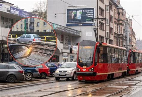 zdjęcie ciągnika Unimog na torach tramwajowych w akcji