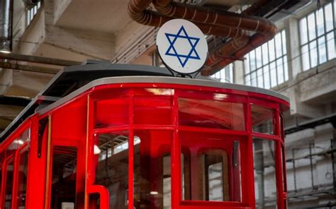 zdjęcie zrekonstruowanego tramwaju z gwiazdą Dawida