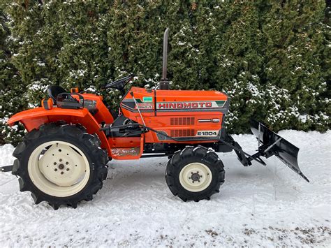Hinomoto E1804 ciągnik rolniczy, ujęcie z przodu i z boku