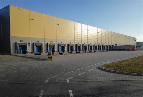 Zdjęcie przedstawiające zespół obsługi klienta lub magazyn z maszynami