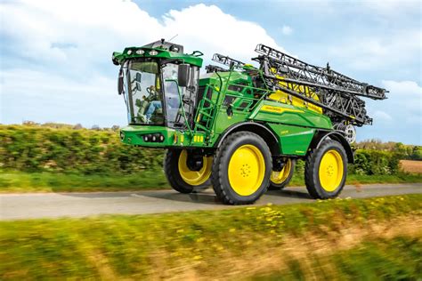 Opryskiwacz John Deere w akcji na polu